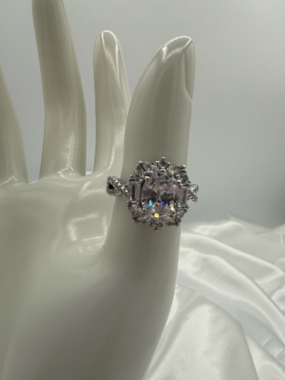 925 Size 7 Elegant Silver Halo Moissanite Like Ring